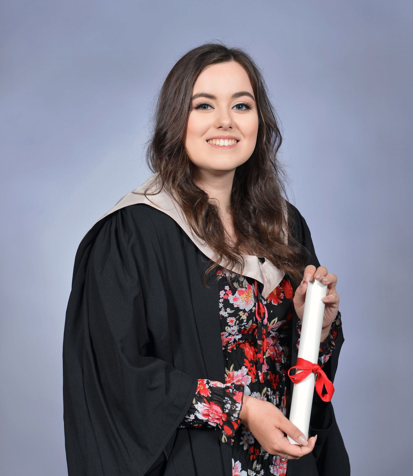 Picture of Isla Glen graduating from university